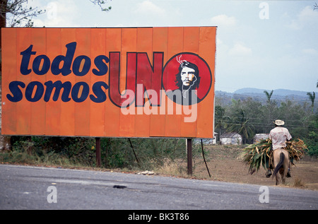 Affissioni, dicendo: "siamo tutti uno.' con Che Guevara la somiglianza sul segno, Cuba Foto Stock
