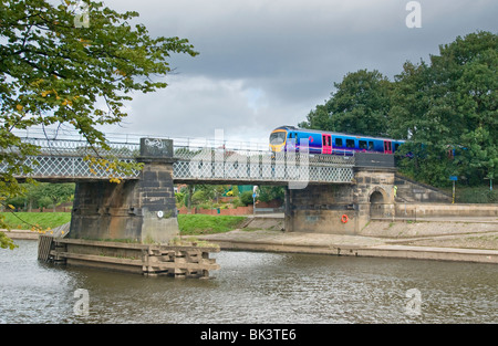 Primo treno attraversando il ponte di Scarborough Foto Stock