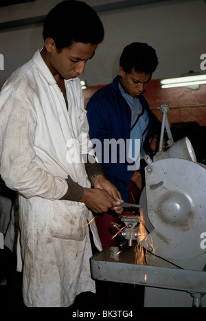 Studente presso un macinino industriale in una scuola tecnica in Egitto Foto Stock