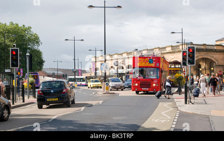 Gli autobus per gite turistiche e il traffico al di fuori la stazione di York Foto Stock