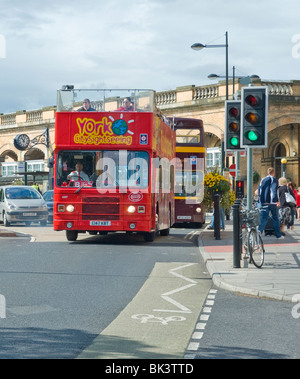 Degli autobus turistici al di fuori la stazione di York Foto Stock