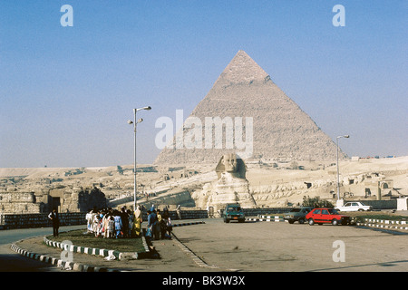 Parcheggio con la sfinge e la piramide di Chefren a Giza, Egitto Foto Stock