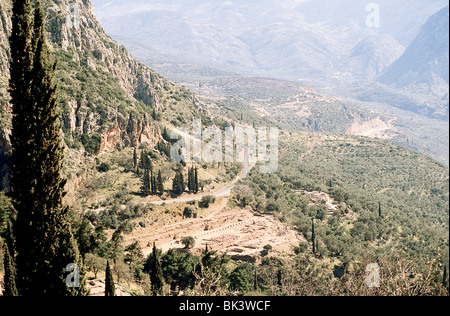 Vista montagna dal Monte Parnassus della valle Pleistos e le rovine di Delfi, Grecia Foto Stock