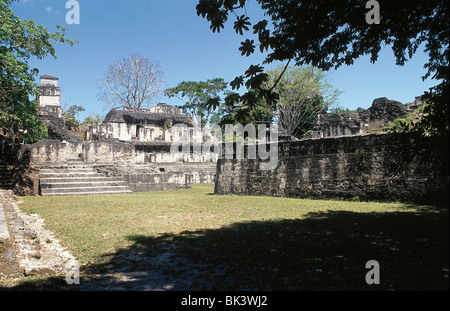 Rovine Maya della civiltà precolombiana Maya nel bacino di Petén, presso l'antica città di Tikal, Guatemala. Foto Stock