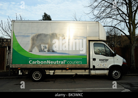 Consegna van con Carbonio Neutro corrieri sul lato di Highbury Londra Inghilterra REGNO UNITO Foto Stock