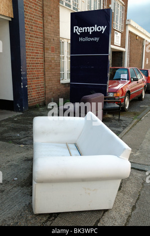 Divano in strada dopo squatter erano stati sfrattati dalla posizione chiusa alla Remploy costruzione di Holloway a Londra England Regno Unito Foto Stock