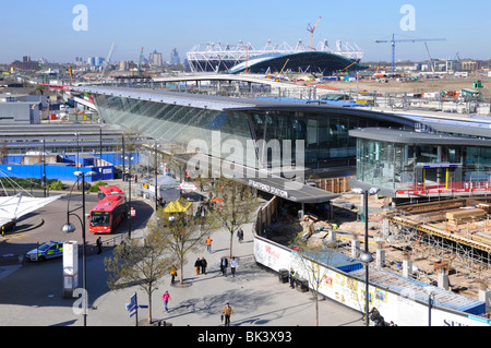 Veduta aerea della stazione ferroviaria di Stratford e del sito di costruzione dell'edificio olimpico del 2012 Aquatic Center tetto e stadio di Londra lavori in corso Inghilterra Regno Unito Foto Stock