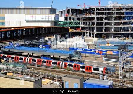 Vista aerea linea centrale treno Stratford stazione ferroviaria in corso di lavoro sul nuovo grande centro commerciale Westfield costruzione sito Inghilterra UK Foto Stock