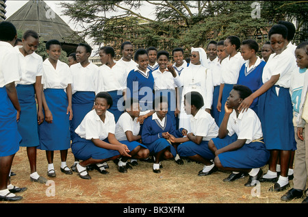 Gli studenti in divisa con un cattolico romano nun, Nairobi, Kenia Foto Stock