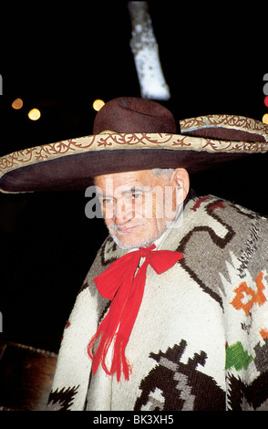 Uomo che indossa un sombrero e lana serape in Città del Messico, Messico Foto Stock