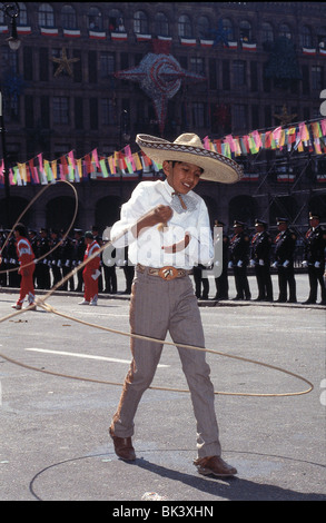 Artista con lazo nella Plaza de la Constitucion (Zocalo) Città del Messico Parade, Messico Foto Stock