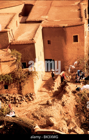 Le case di un villaggio fatto di mattoni di terracotta, Marocco Foto Stock