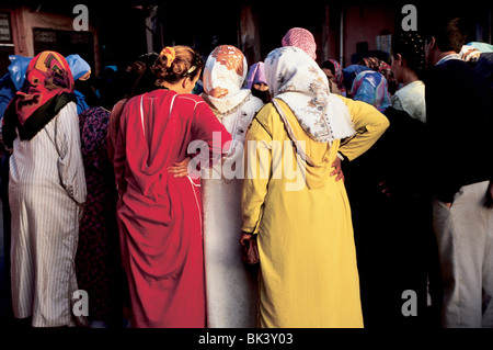 Donne che indossano djellabas e copricapo dai colori vivaci a Marrakech, Marocco, Africa del Nord Foto Stock