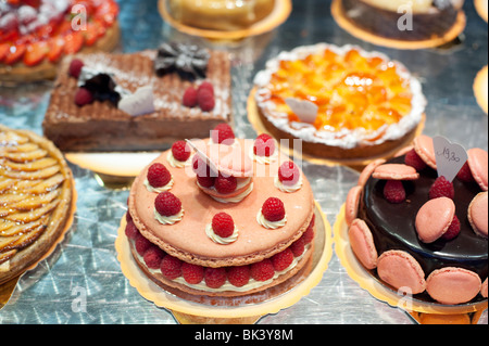 Torte e crostate in una finestra di visualizzazione a una pasticceria a Parigi, Francia Foto Stock