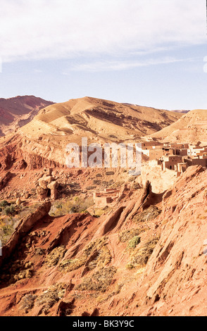 Paesaggio con montagne e villaggio rurale costruito di edifici tradizionali in adobe nella provincia di Ouarzazate, Marocco Foto Stock