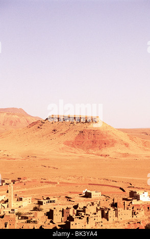 Paesaggio rurale marocchino con un villaggio di edifici tradizionali in adobe, una moschea, e minareto nella provincia di Ouarzazate, Marocco Foto Stock