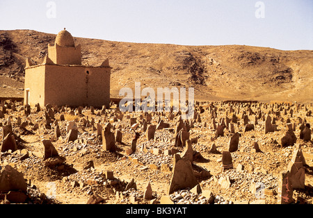 La moschea e la tomba di pietra marcatori in un cimitero berbero, provincia di Ouarzazate, Marocco Foto Stock