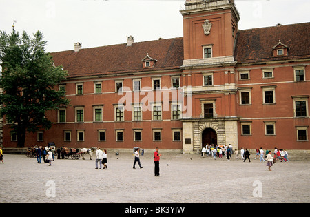 Persone che entrano nel castello reale nella Città Vecchia di Varsavia Polonia castello fu bruciato dai nazisti nel 1939 e fu ricostruito nel 1971 Foto Stock