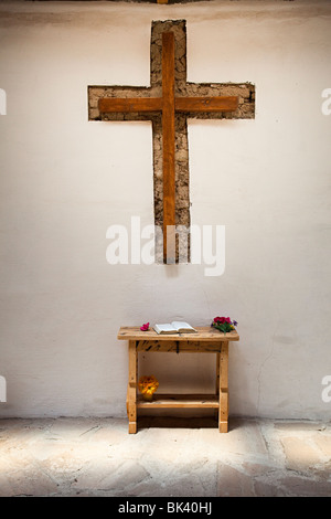Croce e semplice altare Missione Maria Calera Balmorhea restaurato da La Calera Foundation Reeves County Texas USA Foto Stock