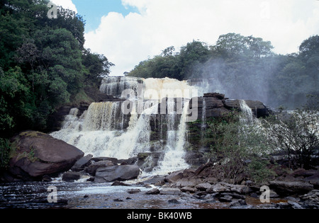 Il fiume Carrao cascades over Hacha cade con sfumatura marrone di acqua proveniente da tannini lisciviato dalla foresta circostante