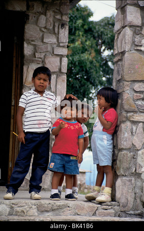 Quattro bambini presso il Villaggio Indiano Scuola, Capuchina Missione, Venezuela Foto Stock