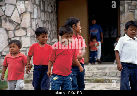 Gli studenti presso il Villaggio Indiano Scuola, Capuchina Missione, Venezuela Foto Stock