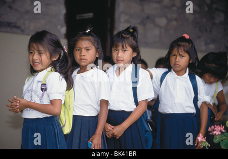 Villaggio indiano Scuola, Capuchina missione studenti in divise, Venezuela Foto Stock