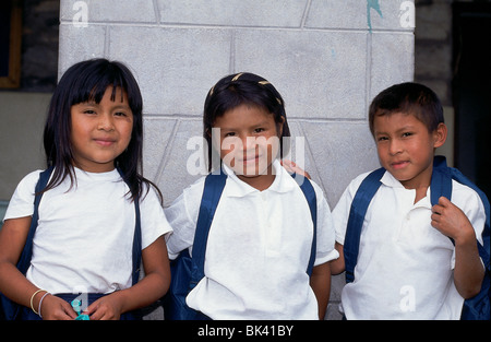 Villaggio indiano Scuola, Capuchina missione studenti in divise, Venezuela Foto Stock