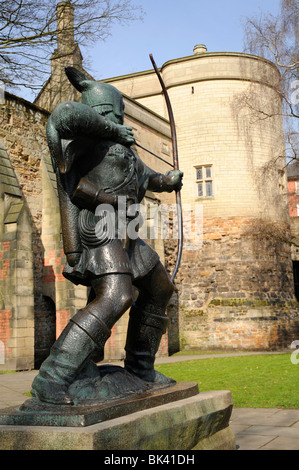 Robin Hood statua al di fuori del castello di Nottingham, Nottingham, Inghilterra, Regno Unito Foto Stock