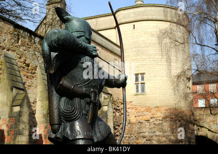 Robin Hood statua al di fuori del castello di Nottingham, Nottingham, Inghilterra, Regno Unito Foto Stock