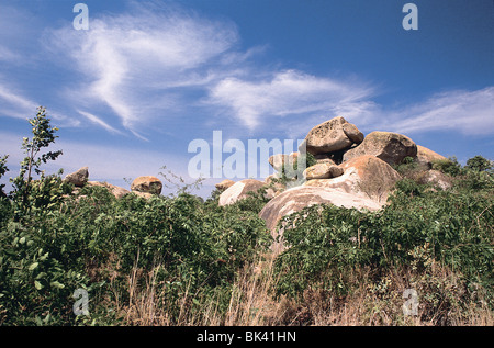 Rocce di bilanciamento di Epworth nello Zimbabwe Africa - queste rocce raggiunto fama quando fossero inseriti in posizione prominente nella progettazione dello Zimbabwe di banconote. Foto Stock