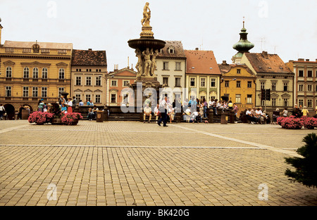 Xviii secolo edifici circondano la piazza principale di Namesti Jana Zizky nella città medievale di Ceske Budejovice in Boemia del Sud Foto Stock