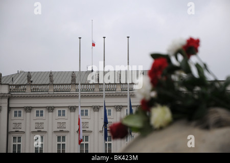 Bandiera polacca sul montante a metà al Palazzo Presidenziale a Varsavia in Polonia dopo il Presidente Lech Kaczynski la morte in un incidente aereo Foto Stock