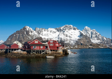 Tradizionale in legno rosso Rorbu fishermens' capanne nel villaggio di Henningsvaer in Isole Lofoten in Norvegia Foto Stock