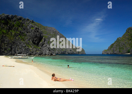 I turisti sulla spiaggia, El Nido zona, PALAWAN FILIPPINE, sud-est asiatico Foto Stock