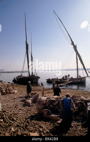 Caricamento di una Felucca barche lungo il Nilo, Egitto Foto Stock