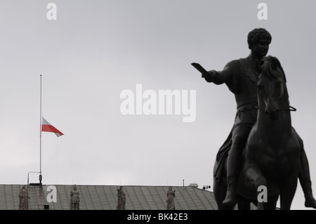 Bandiera polacca sul montante a metà al Palazzo Presidenziale a Varsavia in Polonia dopo il Presidente Lech Kaczynski la morte in un incidente aereo Foto Stock