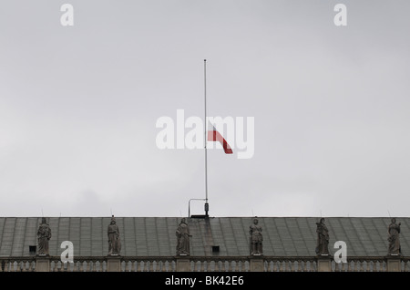 Bandiera polacca sul montante a metà al Palazzo Presidenziale a Varsavia in Polonia dopo il Presidente Lech Kaczynski la morte in un incidente aereo Foto Stock