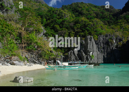 I turisti su una spiaggia di El Nido zona, PALAWAN FILIPPINE, sud-est asiatico Foto Stock