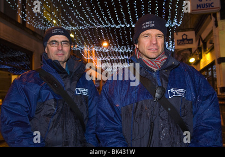 Street pastori sulle strade a 2am pronto per aiutare le persone in difficoltà nel centro della città di Cardiff South Wales UK Foto Stock