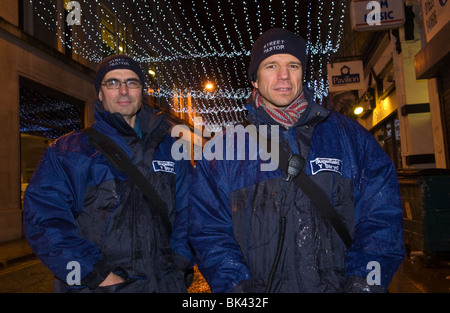 Street pastori sulle strade a 2am pronto per aiutare le persone in difficoltà nel centro della città di Cardiff South Wales UK Foto Stock