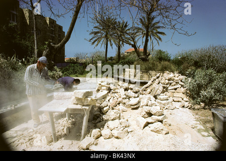 Stone muratori lavorano nella città di Haifa, Israele Foto Stock