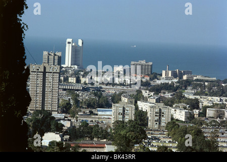 Vista panoramica dal Monte Carmelo di Haifa, Israele, con Rambam Hospital edificio alto in lontananza, ca: 1995 Foto Stock