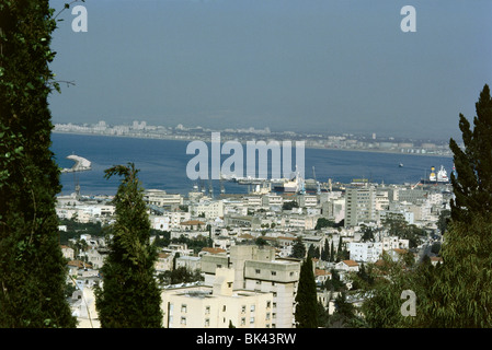 Vista panoramica dal Monte Carmelo del porto e porto di Haifa, Israele ca: 1995 Foto Stock