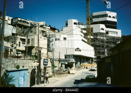 Il contrasto di vecchi e nuovi siti di costruzione in Safed, Israele Foto Stock