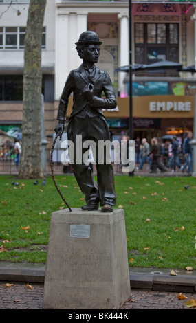 Charlie Chaplin monumento, Leicester Square, nel West End di Londra, Inghilterra Foto Stock