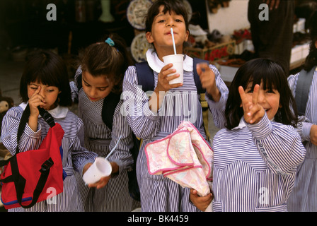 La scuola dei bambini in divisa in Israele Foto Stock