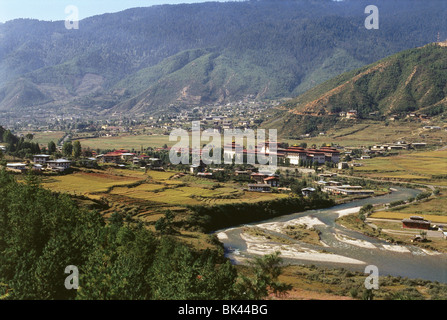 Wang Chu River, Tashichoedzong, e la città di Thimphu, Regno del Bhutan Foto Stock