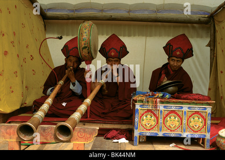 I monaci buddisti giocando a lungo le corna e percussioni cembali per la visita di Jigme Singye Wangchuck 4a re del Regno del Bhutan Foto Stock