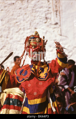 La danza della divinità terrificanti Tungam-Gelong Cham eseguite dai monaci in maschere di legno & elaborare abiti Regno del Bhutan Foto Stock